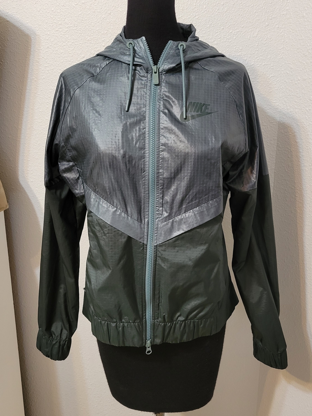 Nike Women's Green Hooded Windbreaker Jacket